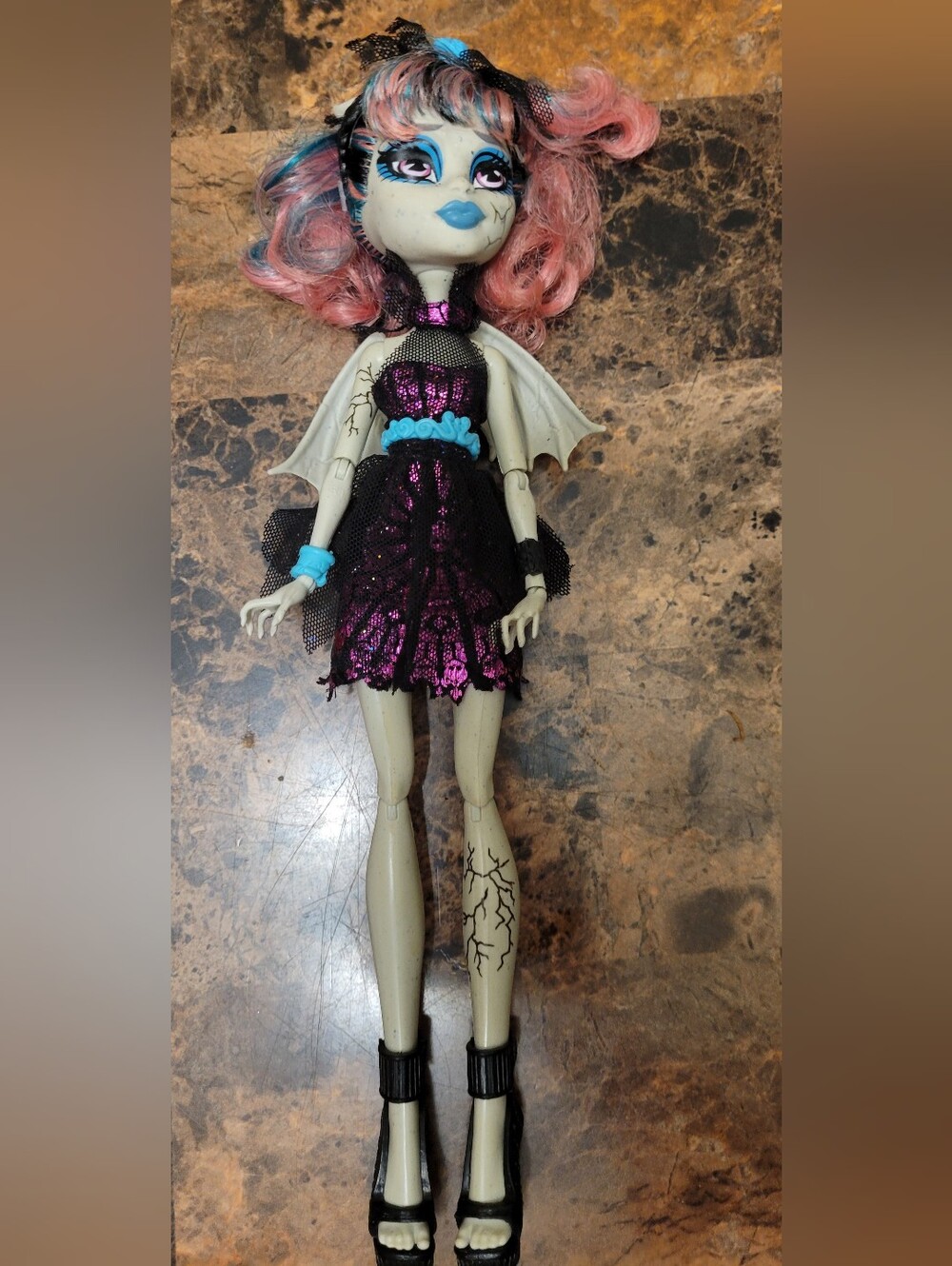 G1 Monster High Rochelle Goyle Zombie Shake EUC